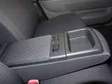 運転席と助手席の間に肘置き兼小物入れがあります。