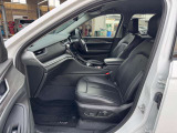 助手席も落ち着いて乗車いただけます。