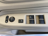 電動格納式ドアミラーのスイッチは運転席ドアにあります。
