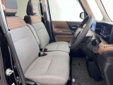 ゆったりと座れる運転席シートですのでストレスなく運転が出来ますよ!