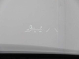 車速などをフロントガラスに照射し表示するヘッドアップディスプレイ。運転時の視線移動が減り安全運転にも貢献♪