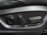 運転席はパワーシートなのでお好みのドライビングポジションに調整可能です♪.