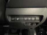 【オートエアコン】一度お好みの温度に設定すれば、車内の温度を検知し風量や温度を自動で調整。暑い&hellip;寒い&hellip;と何度もスイッチ操作をする必要はありません。快適な車内空間には必須の機能ですね♪
