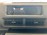 AM/FM対応ラジオデッキ装備。ラジオを聴きながら、運転中もリラックス!