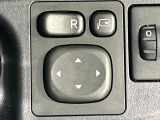 【電動格納ミラー】サイドミラーは電動格納式となっており、狭い駐車場でもキズがつくリスクを抑えられます。