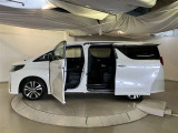 助手席側は電動スライドドアになってます。運転席やキーのリモコンで開閉できるので手が塞がっていても楽に積み降ろし出来ますよ。