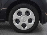 【ホイールキャップ】車に良く似合う純正ホイールキャップが装備されています。各種社外アルミホイールや、スタッドレスタイヤも取扱いしております。是非ご相談ください。