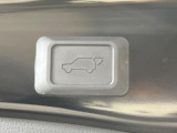 【パワーバックドア】スマートキーや運転席のボタンを押すだけでリアゲートが自動で開閉します!荷物を持っている時や、高い位置にあるバックドアを閉める際に便利な機能です♪