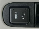 HDMIポート、USBポートが装備されております。HDMIポートを他の機器と繋げることによって、モニターへ映像を流すことができます。
