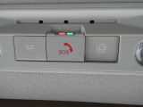 急病時や危険を感じた時、SOSコールスイッチを押すと専門のオペレータに繋がって、警察や消防への連携をサポートしてくれます。また、万が一の事故発生時には、エアバッグ展開と連動して自動通報します。