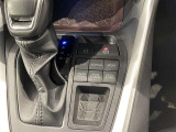 【電動パーキング】ボタンひとつでパーキングON。女性の方や運転に慣れていない方にも安心.