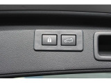 「電動リヤゲート」をオプション装備、スマートキーやリヤゲートのタッチスイッチ、運転席のスイッチで自動開閉できます、荷物で両手がふさがっている時などにも嬉しい装備です