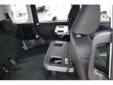 リヤシートテーブルをオプションで付けています車内でのお食事時に重宝します