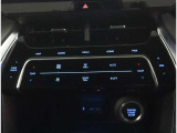 お車のキーはスマートキーです。キーを身につけた状態で車に近づき、ドアロックの解錠や施錠操作が出来ます。雨の日など両手がふさがっている時など、とっても便利ですね。