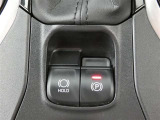 電動パーキングブレーキを搭載。スイッチ操作でパーキングブレーキを作動・解除することが可能なため操作に力は不要ですよ♪