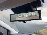 後席の荷物や乗員に遮られないクリアな後方視界を実現。スイッチ一つで通常の鏡面と切替可能です!
