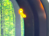 【ブラインドスポットインフォメーション】走行中、ドアミラーの死角になりやすい箇所に後続車が接近するとサイドミラー付近に警告を表示、ドライバーに注意喚起をしてくれます。