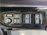 パワーウィンドウのスイッチですよ。 運転席に居ながら窓を開け閉めのコントロールできますよ。 ロック機能で、子供がイタズラして窓を開けるという事も無くなりますよ。