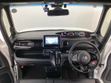 【前方視界】開放的な前方視界!運転がしやすく疲れにくいです♪窓が大きく、見通しがとっても良いおクルマですよ♪