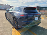 左ななめ後ろから撮影した、リアまわりのデザインや車両全体のバランスを確認できる写真です。リアフェンダーやテールまわりの形状、ボディラインのつながりなど、外観の印象を把握しやすくなっています。