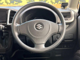 インテリアに合わせたデザインのステアリングは、運転される方のことも考え、運転しやすい形状、大きさです。是非一度、実際に触ってお確かめください。