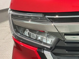 LEDヘッドライトは、点灯の瞬間から最大光量を発揮し、突然暗くなるトンネルなどでの安定感を高めます。