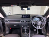 フロントピラーの位置を従来よりも後方にレイアウト。運転席からの視界の広がりを向上。車両の周囲の状況を、いち早く知ることで、安全に運行できます。