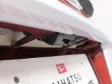このお車はバックカメラが付いています。ナビをつければ連動できます。バックの操作が楽になります。