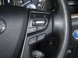 ステアリングスイッチ付きで、運転中に視線を前に向けたまま操作できます。
