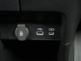 USB接続、12Vの電源ソケット。使いやすい場所に装備されています。