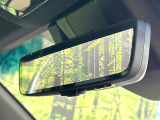 【デジタルインナーミラー】後席の大きな荷物や同乗者で後方が確認しづらい時でも安心!カメラが撮影した車両後方の映像をルームミラー内に表示。クリアな視界で状況の確認が可能です!