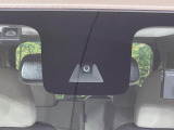 【エマージェンシーブレーキ】走行中に前方の車両等を認識し、衝突しそうな時は警報とブレーキで衝突回避と被害軽減をアシスト。より安全にドライブをお楽しみいただけます。