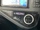 【オートエアコン】一度お好みの温度に設定すれば、車内の温度を検知し風量や温度を自動で調整。暑い&hellip;寒い&hellip;と何度もスイッチ操作をする必要はありません。快適な車内空間には必須の機能ですね♪