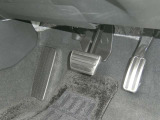 スポーティーでかっこいいアルミペダル。見た目だけでなく、滑り止め用のゴムがついているので雨の日でも安心です。