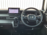 水平基調でスッキリとしたフロントビュー。広く見渡せて運転に安心をもたらします。ステアリングにはオーディオ操作、クルーズコントロール操作、ディスプレイ操作など便利な機能を集中装備。