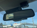 インテリジェントルームミラー。車両後方のカメラ映像をミラー面に映し出すため、車内の状況や天候などに影響されずいつでもクリアな後方の視界が得られます。