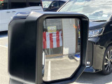 隣車線を走る車両をレーダーで検知し、ドアミラーでは確認しにくい後側方エリアに存在する車両に加え、急接近してくる車両も検知します。車両を検知するとドアミラーに搭載されたLEDインジケーターが点灯します。