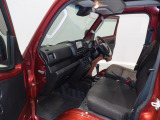 【運転席周り】ドアが大きく開くため乗り降りがスムーズです。ジャンボならではのゆとりある室内空間で、長時間の運転でも圧迫感を感じにくく、快適に過ごせる設計となっています