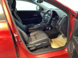 包み込むような背もたれがドライバーの身体全体をしっかり支えます。長時間の運転も快適な座り心地です。