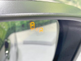 【ブラインドスポットモニタリング】走行中、ドアミラーの死角になりやすい箇所に後続車が接近するとサイドミラー付近に警告を表示、ドライバーに注意喚起をしてくれます。
