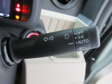 オートヘッドライト標準装備です。車外の明るさに応じて自動的にヘッドライトの点灯・消灯をしてくれます。トンネルの出入り口などで活躍してくれます。