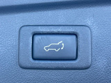 【パワーバックドア】スマートキーや運転席のボタンを押すだけでリアゲートが自動で開閉します!荷物を持っている時や、高い位置にあるバックドアを閉める際に便利な機能です♪