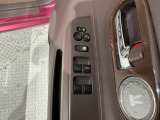 狭い駐車場で便利な電動格納ドアミラーが付いています。