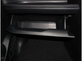 運転席、助手席の間にひじ掛けがあるから便利です。