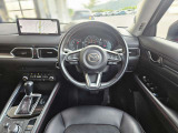 【運転席インテリアデザイン】左右対称のインテリアデザインでドライバーを包み込み運転に集中できるように設計されています。