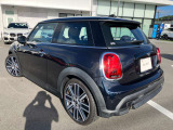 MINIのアイコンでもある、丸目のヘッドライト。高いデザイン性でMINIをよりお洒落に見せてくれます!