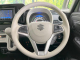 インテリアに合わせたデザインのステアリングは、運転される方のことも考え、運転しやすい形状、大きさです。是非一度、実際に触ってお確かめください。