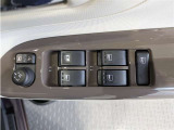 パワーウィンドウのスイッチですよ。 運転席に居ながら窓を開け閉めのコントロールできますよ。 ロック機能で、子供がイタズラして窓を開けるという事も無くなりますよ。