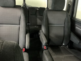車外に出なくても運転席から3列目シートまで移動が可能です。子育てや荷物が多いときなど利便性が高いです