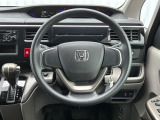 オーソドックスな3本スポークのステアリングホイール